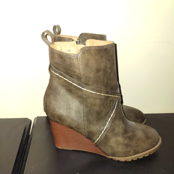 Cute green wedge boots!! - Picture 1 of 4